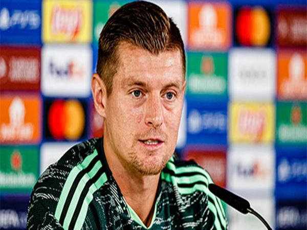 bong-da-qt-21-12-kroos-tien-cu-nguoi-cu-arsenal