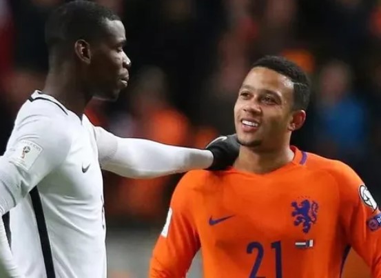 Sao Hà Lan Memphis Depay bị phản ứng vì thân với cầu thủ phạm tội